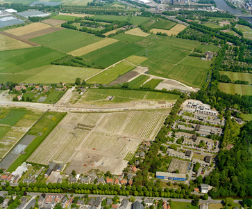 840483 Luchtfoto van het kantorenpark Park Voorn te Utrecht, uit het zuiden. Op de voorgrond de Leidsche Rijn met de ...